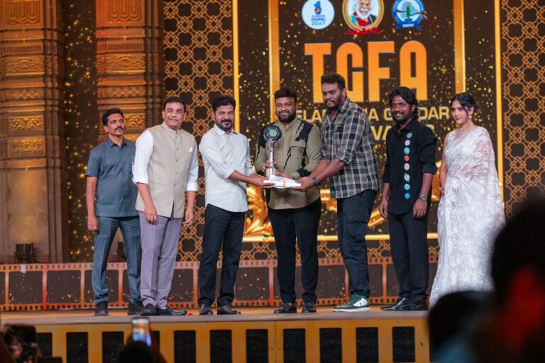 గద్దర్ అవార్డ్ అందుకున్న “కలర్ ఫొటో” మూవీ టీమ్