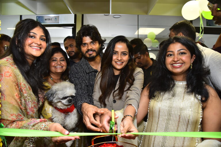 హీరో ఆనంద్ దేవరకొండ, హీరోయన్ వైష్ణవి చైతన్య చేతుల మీదుగా కొంపల్లిలో సెవెన్ ఓక్స్ మల్టీ స్పెషాలిటీ పెట్ హాస్పిటల్ ప్రారంభం