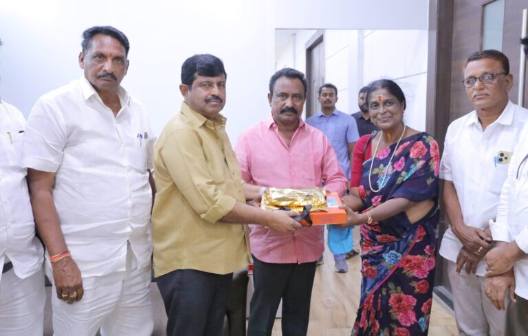 సినీ నటి పాకీజా గారికి ఆర్థిక సాయం అందించిన పవన్ కళ్యాణ్