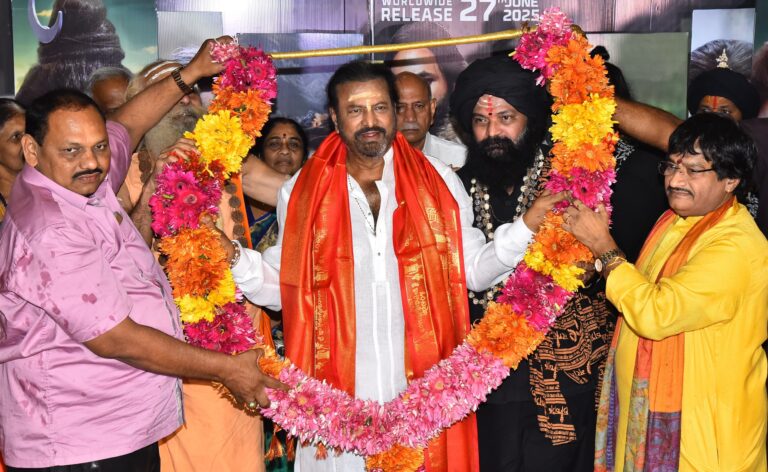‘కన్నప్ప’ ప్రత్యేక ప్రదర్శనను అఘోరాలు, సాధువులు, నాగ సాధువులతో పాటుగా వీక్షించిన డా. ఎం. మోహన్ బాబు