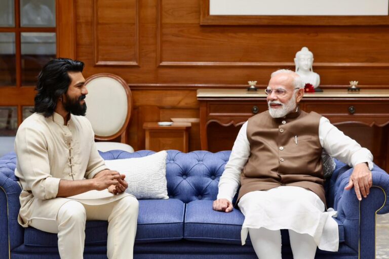 ప్రధాని మోదీకి విల్లు అర్పించిన రామ్ చరణ్