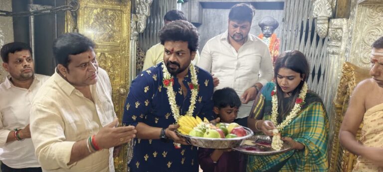 మైసూరు శ్రీ చాముండేశ్వరి అమ్మవారిని దర్శించుకున్న మంచు మనోజ్ దంపతులు